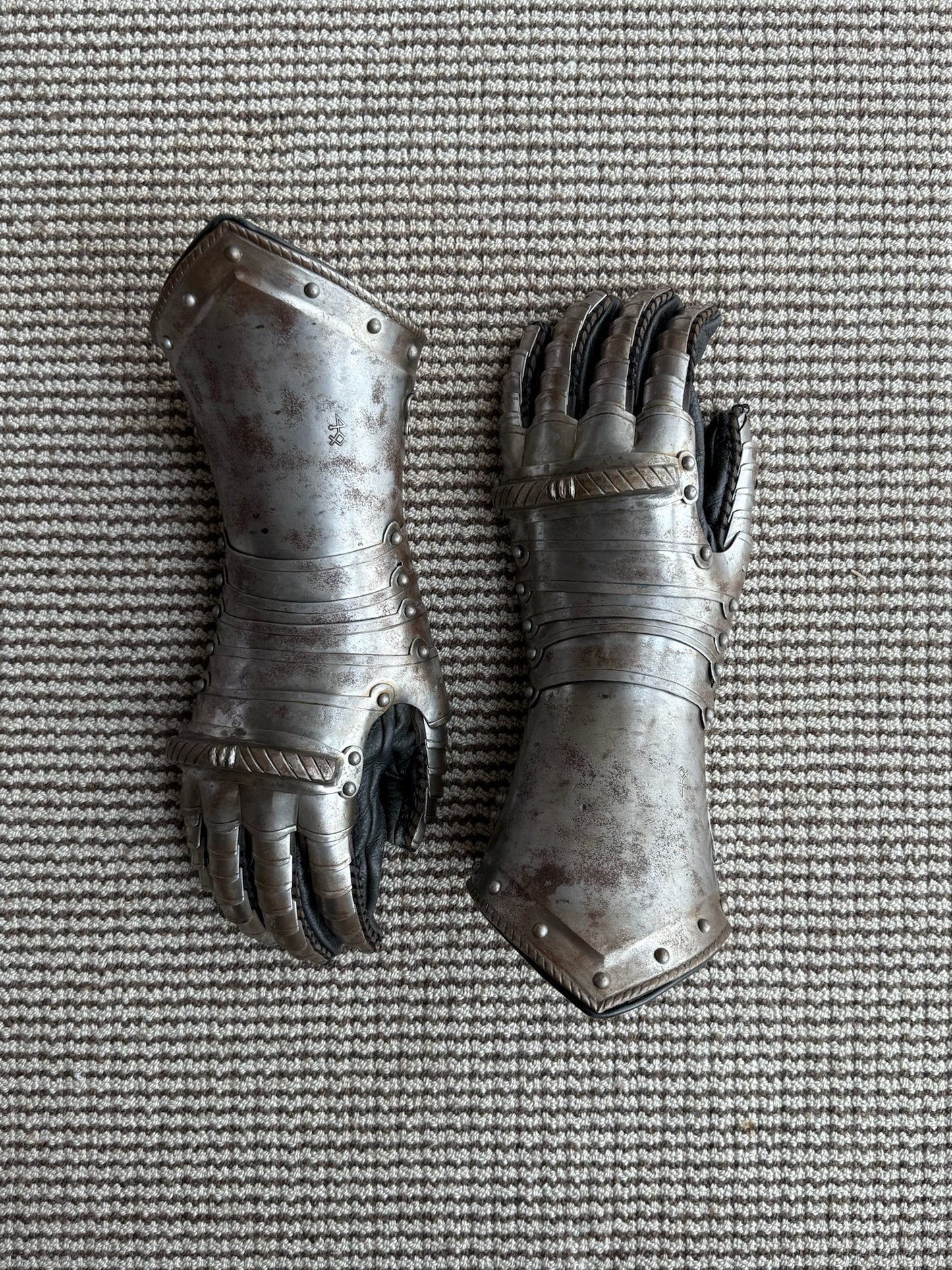 BALENCIAGA AW21 Chevalier Knight Metal Gloves